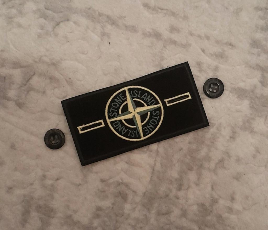 Stone Island badge patch met knopen, Verzenden, Zo goed als nieuw, Overige onderwerpen, Button