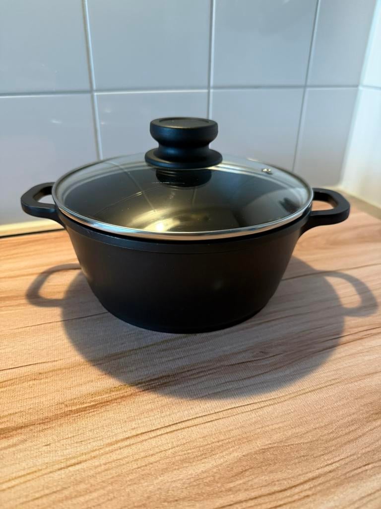 Braadpan inductie Alpina, Huis en Inrichting, Keuken | Potten en Pannen, Ophalen of Verzenden, Zo goed als nieuw, Gietijzer, Koekenpan of Braadpan