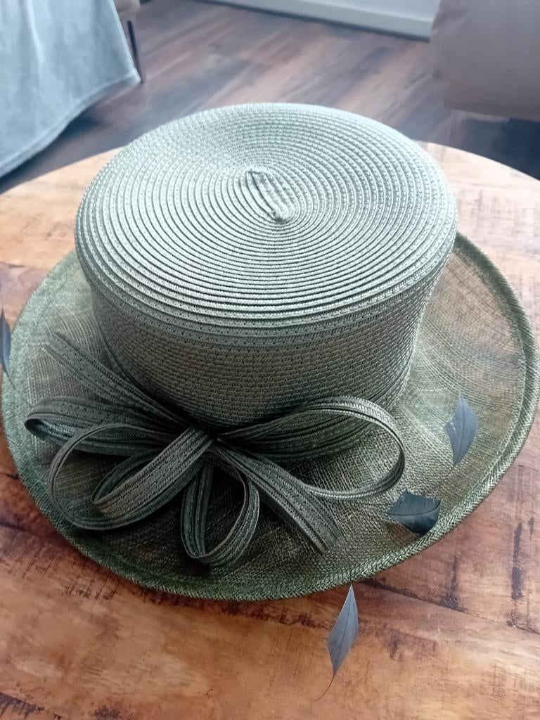 Elegante groene dameshoed – Bisenzio, 55 cm (S, 6⅞ inch) of minder, Hoed, Ophalen of Verzenden, Zo goed als nieuw
