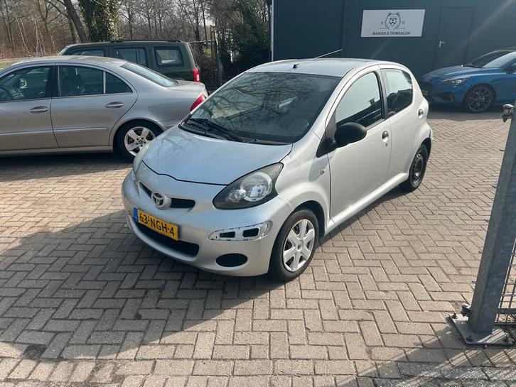Toyota Aygo 1.0 12V Vvt-i 5DRS 2010 Grijs, Auto's, Toyota, Bedrijf, Aygo, Airbags, Airconditioning, Elektrische ramen, Metallic lak