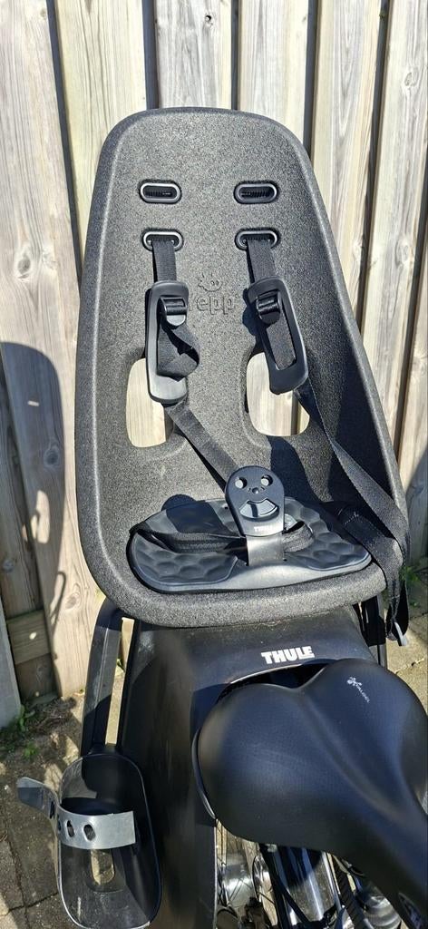 Te koop aangeboden: een Thule Yepp Nexxt Maxi achterzitje in, Ophalen, Achterzitje, Voetsteuntjes, Thule Yepp Nexxt