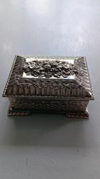 Zilverkleurige metalen bewerkt kistje., Minder dan 50 cm, Minder dan 50 cm, Ophalen of Verzenden, Zo goed als nieuw