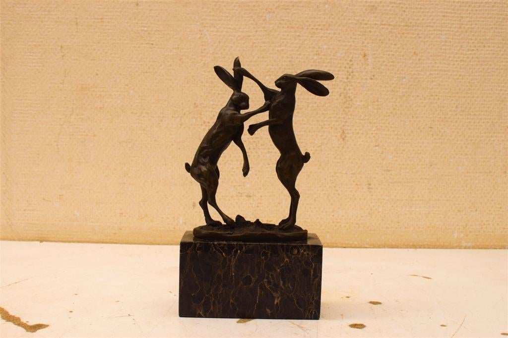 Bronzen beeld van 2 vechtende hazen 51238, Ophalen of Verzenden, Gebruikt, Mens