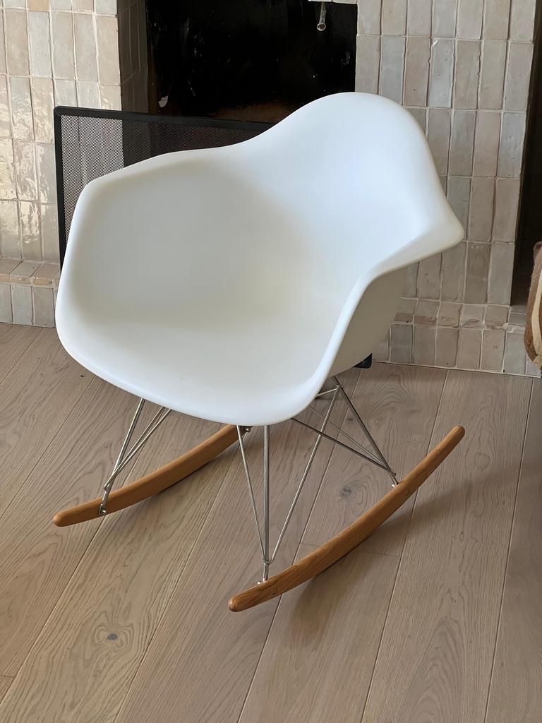 Replica Vitra Eames RAR schommelstoel, wit, goede kwaliteit., Ophalen, Zo goed als nieuw, Wit, Eén
