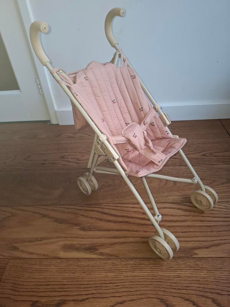 Konges Slojd speelgoed poppenwagen cherry, Kinderen en Baby's, Speelgoed | Poppen, Ophalen, Zo goed als nieuw, Babypop