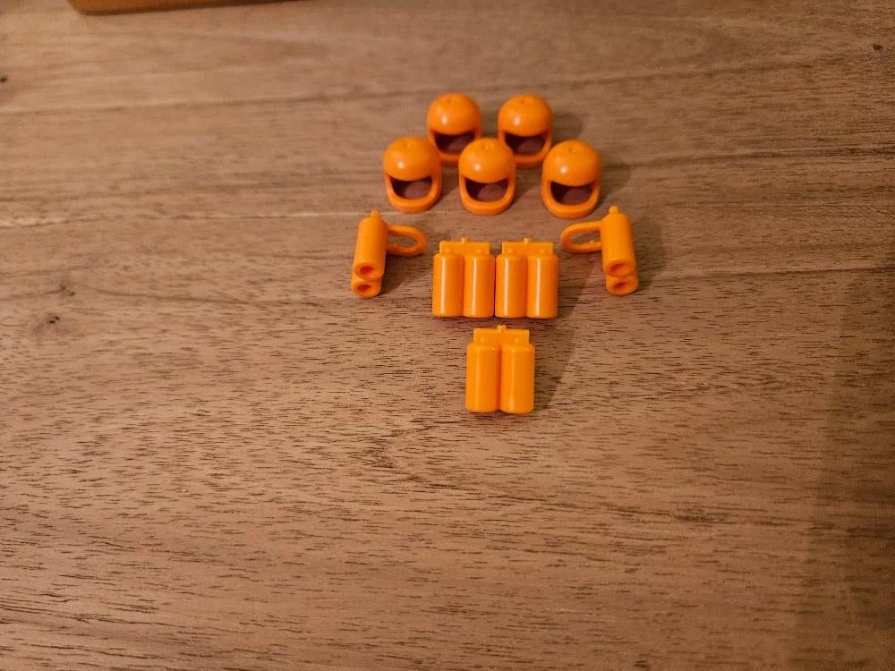 Nieuwe lego poppetjes accessoires oranje space, Kinderen en Baby's, Speelgoed | Duplo en Lego, Lego, Lego, Lego, Accessoire