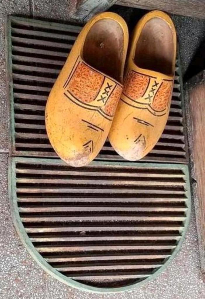 Antieke gietijzeren deurmat met klompen, Tuin en Terras, Deurmatten, Ophalen of Verzenden, Gebruikt, Gietijzer, Buiten