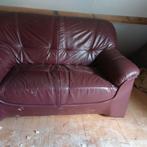 Rood paarse bank in nieuwstaat, Huis en Inrichting, Banken | Bankstellen, 150 tot 200 cm, Tweepersoons, Ophalen of Verzenden, Zo goed als nieuw