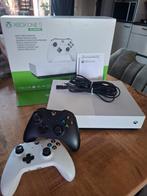 Xbox One S All-Digital 1TB + 2 controllers, 2 spelers, Ophalen of Verzenden, Zo goed als nieuw, Eén computer