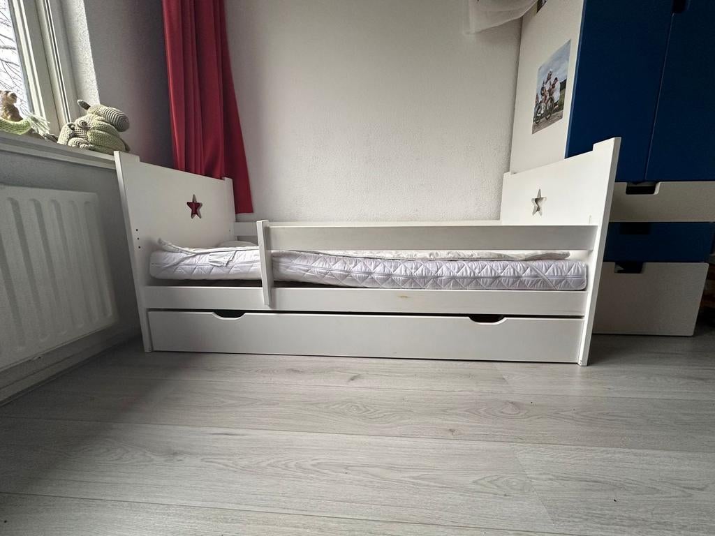 Peuterbed Petite Amélie met matras, dekbed, lakens en lade, Kinderen en Baby's, Kinderkamer | Bedden, Ophalen, Gebruikt, 70 tot 85 cm