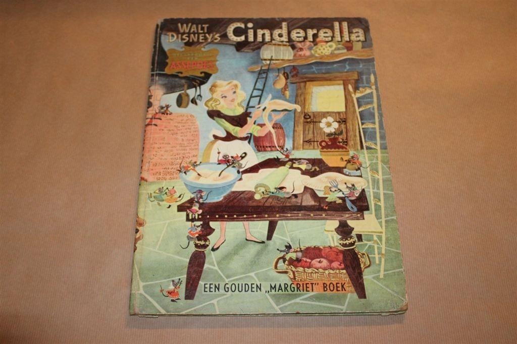 Walt Disney's Cinderella - Gouden Margriet Boek -, Boeken, Ophalen of Verzenden, Gelezen