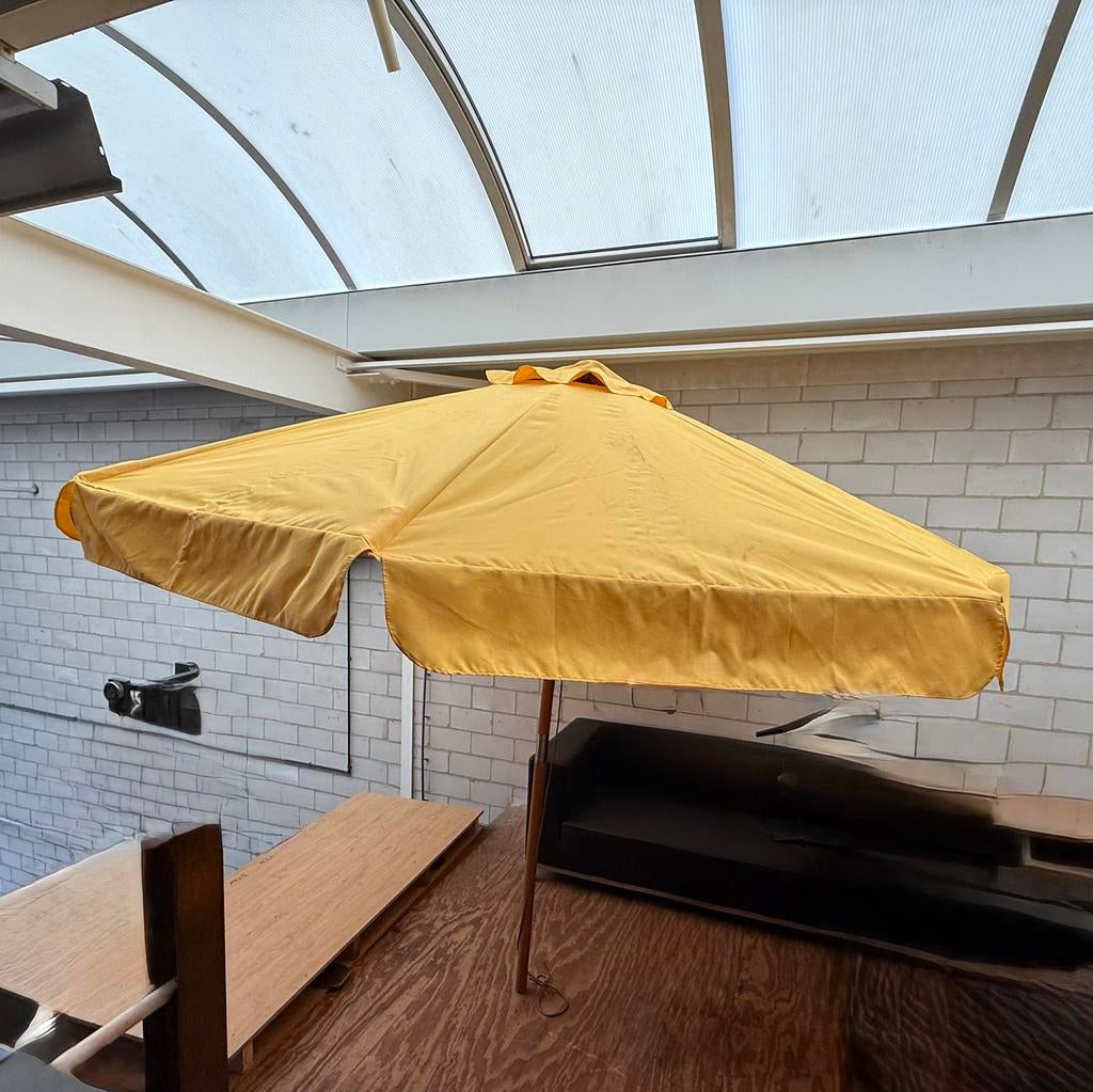 Parasol met houten stang en frame doek kleur geel, Tuin en Terras, Parasols, Ophalen, Zo goed als nieuw, Stokparasol