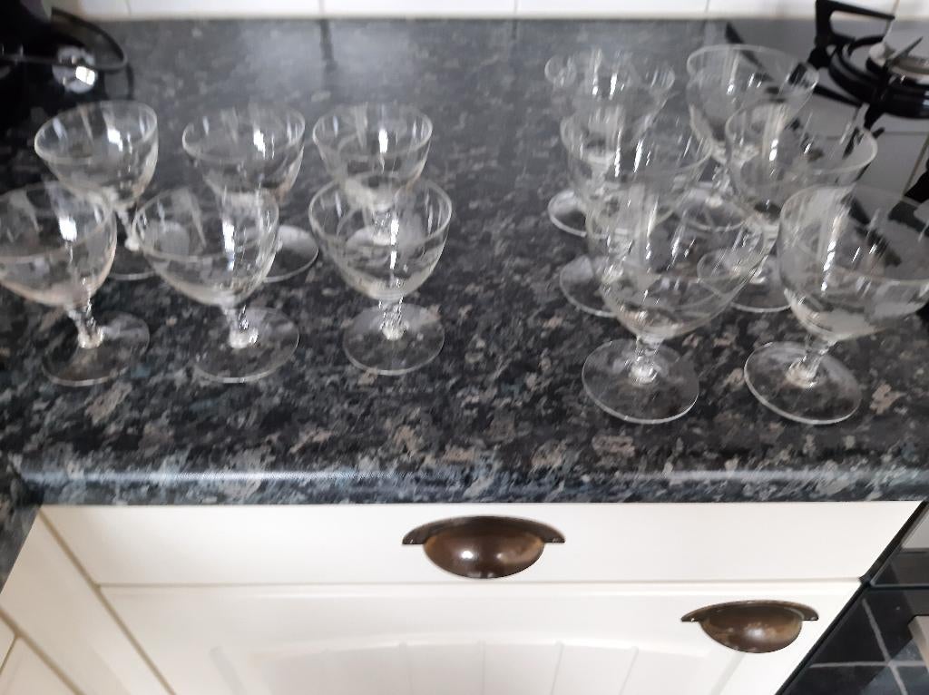 Glasservies met geslepen druiven trosjes, Ophalen of Verzenden