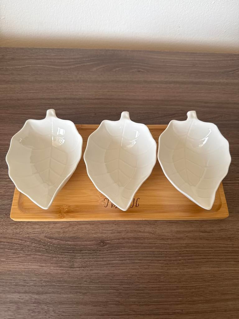 Blad-vormige schaaltjes op bamboe dienblad, Keramiek, Ophalen of Verzenden, Effen, Schaal of Schalen