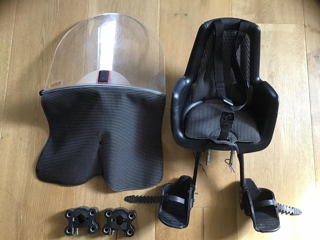 Set van fietsstoeltje, windscherm en 2 bevestigingsblokken, Ophalen, Gebruikt, Voorzitje, Voetsteuntjes