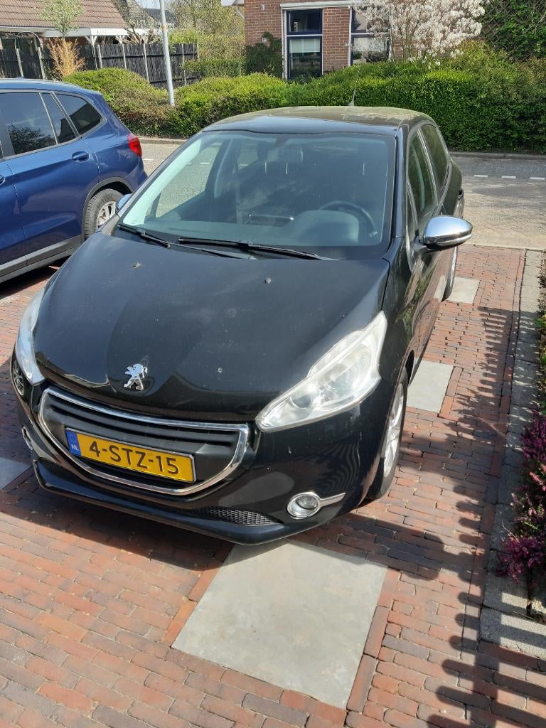 Peugeot 208 1.2 VTI 60KW/82PK 5-D 2013 Zwart, Auto's, Peugeot, Voorwielaandrijving, Stof, 1199 cc, Zwart