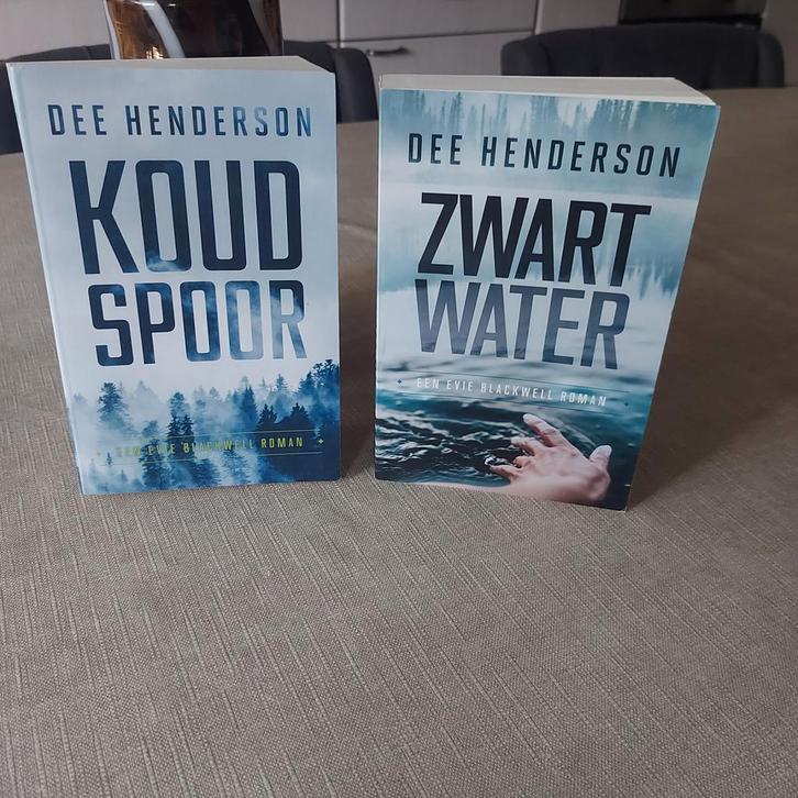 Dee Henderson - Koud Spoor & Zwart Water (Evie Blackwell), Boeken, Thrillers, Zo goed als nieuw, Nederland, Ophalen of Verzenden