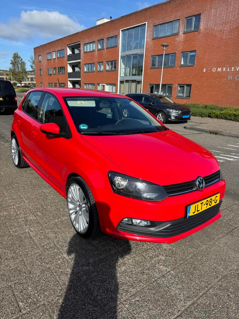 Volkswagen Polo 1.0 MPI 44KW 3D BMT 2015 Rood, Auto's, Bedrijf, Handgeschakeld, 3 cilinders, Geïmporteerd