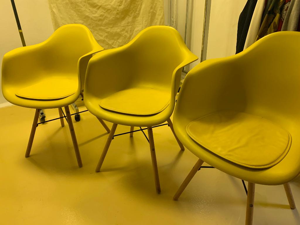 Drie okergele kuipstoelen met kussens in nieuwstaat, Ophalen, Drie, Zo goed als nieuw, Overige kleuren