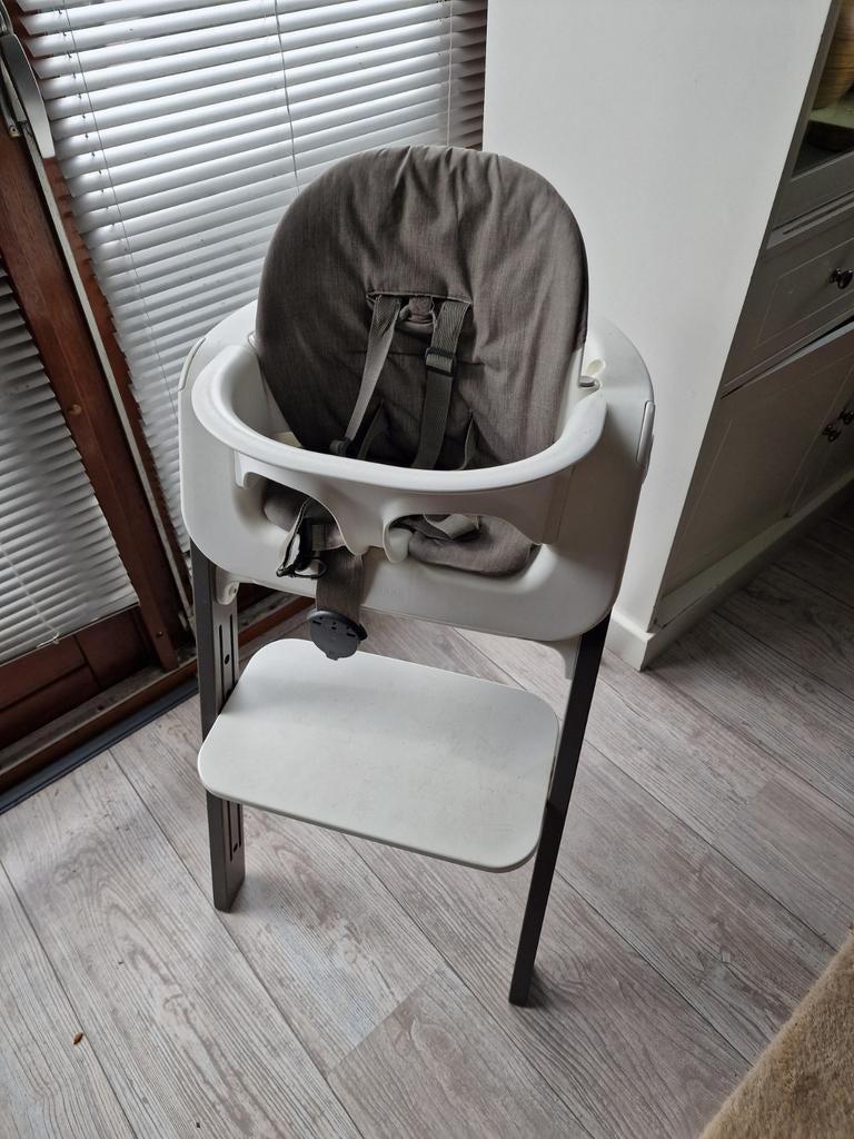 Stokke Steps  kinderstoel compleet met eetblad en kussen, Kinderen en Baby's, Kinderstoelen, Ophalen, Gebruikt, Meegroeistoel