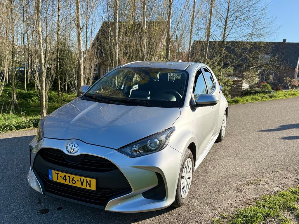 Toyota Yaris 1.5 Vvt-i 2023 Grijs, Auto's, Voorwielaandrijving, 40 €/maand, Zwart, Handgeschakeld