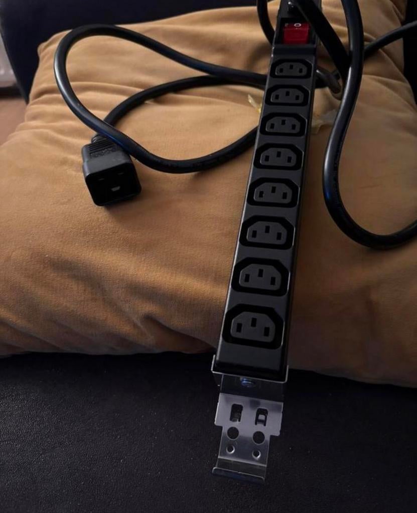 19 inch PDU met 8x C13 uitgangen.2 stuks, Ophalen, Zo goed als nieuw