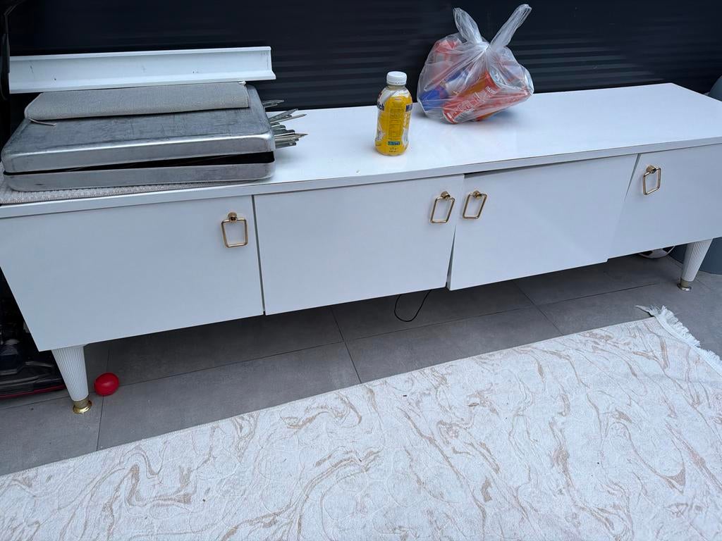 Witte TV-kast met gouden handgrepen, Overige materialen, Gebruikt, 150 tot 200 cm, Ophalen of Verzenden