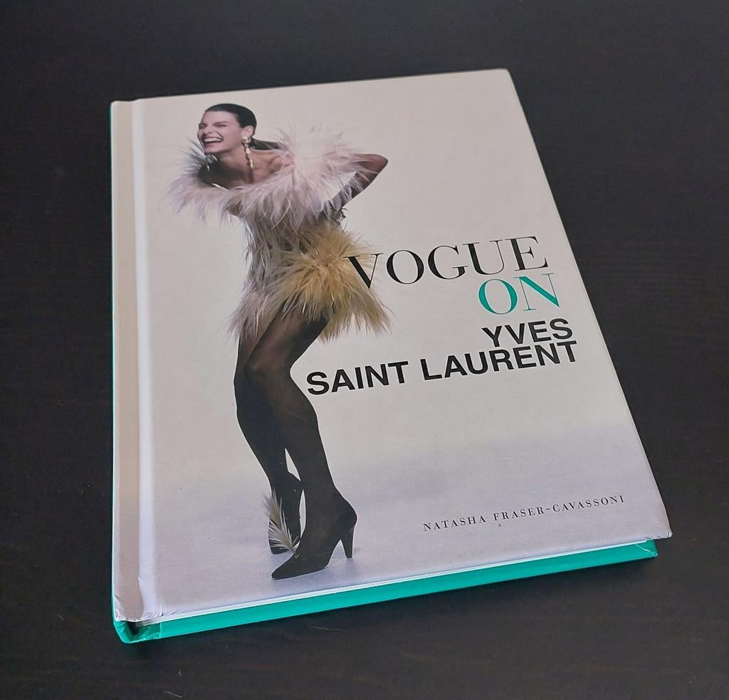 Natasha Fraser - Vogue on Yves Saint Laurent 👗🪡, Boeken, Ophalen of Verzenden, Zo goed als nieuw, Couturiers, Natasha Fraser-Cavassoni