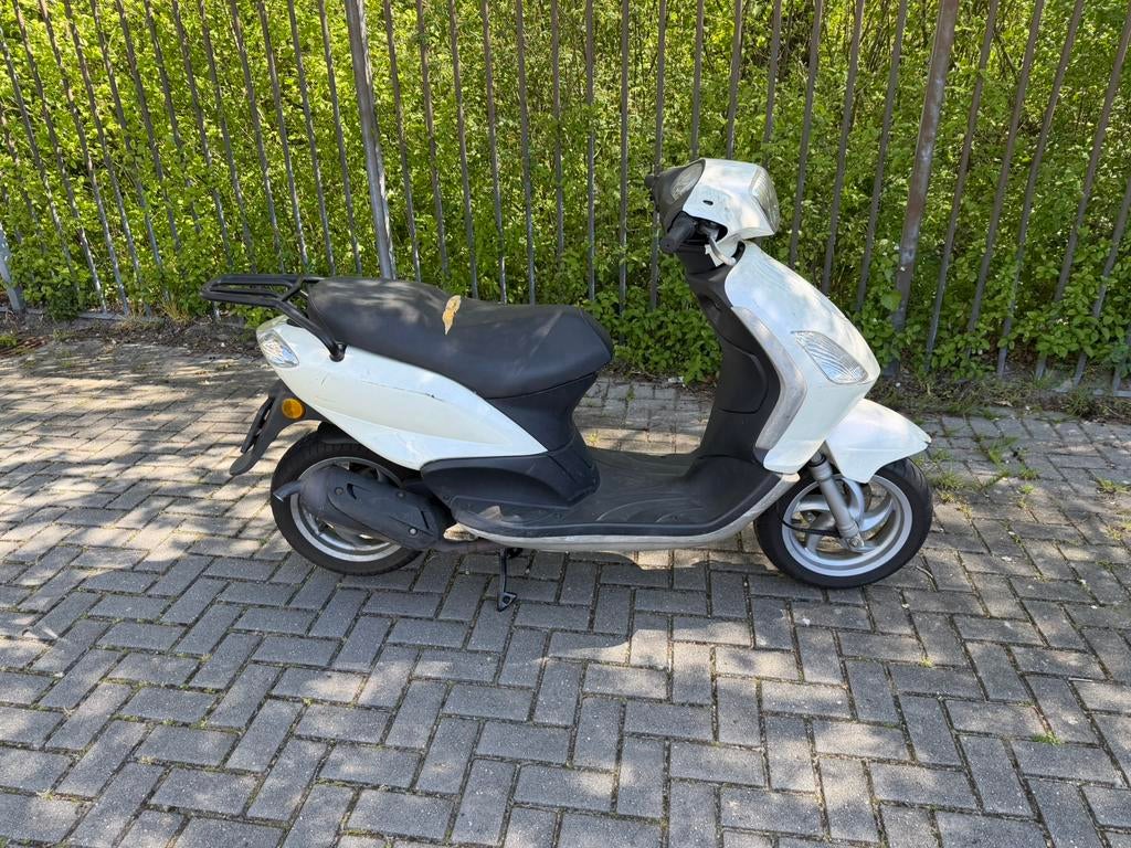 Piaggio fly 2t brom defect, Fietsen en Brommers, Scooters | Piaggio, Ophalen, Zo goed als nieuw, Benzine, Fly