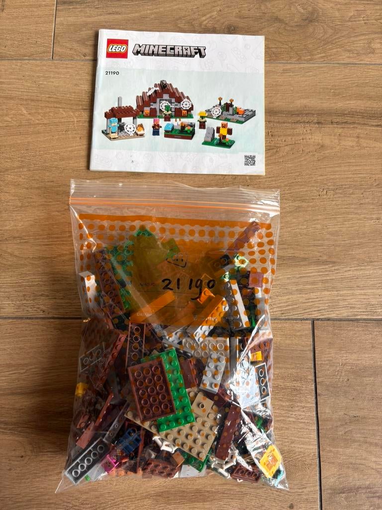 LEGO 21190 Minecraft Het Verlaten Dorp, Kinderen en Baby's, Speelgoed | Duplo en Lego, Ophalen of Verzenden, Zo goed als nieuw