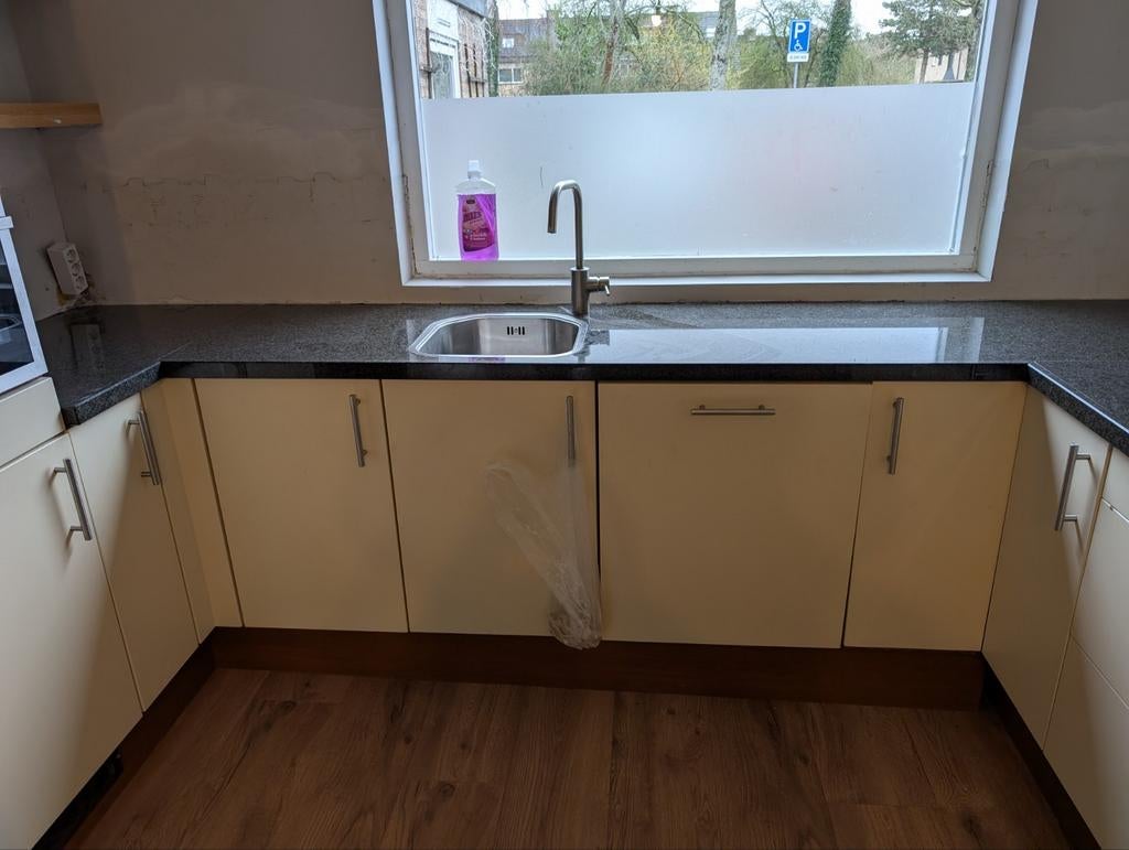 U-opstelling keuken met granieten blad en apparatuur, Huis en Inrichting, Keuken | Complete keukens, Ophalen, Gebruikt, U-keuken