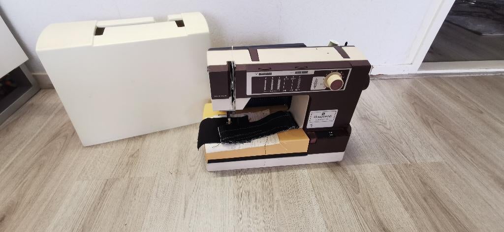 Naaimachine Husqvarna CLASSICA 90, Ophalen of Verzenden, Zo goed als nieuw, Naaimachine, Husqvarna