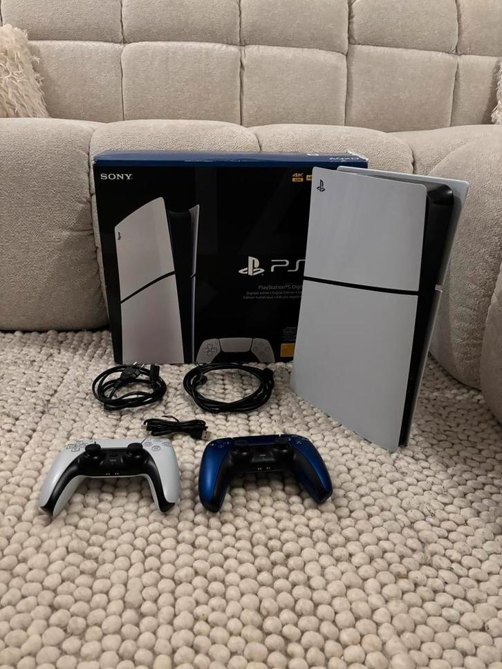 PS5 Digital Edition 1TB + 2 controllers en alle toebehoren, Spelcomputers en Games, Spelcomputers | Sony PlayStation 5, Zo goed als nieuw