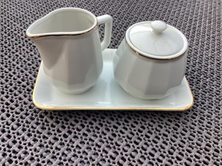Melkkan en suikerpot setje - Porcelaine "Bistro", Huis en Inrichting, Keuken | Servies, Zo goed als nieuw, Overige typen, Effen