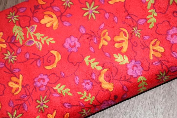 Polyester velours stof - Rood / roze/geel bloemen #3764, Hobby en Vrije tijd, Stoffen en Lappen, Nieuw, Polyester, 120 cm of meer