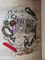 Lot, meerdere partijen met veel vintage sieraden, Sieraden, Tassen en Uiterlijk, Antieke sieraden, Ophalen of Verzenden, Overige typen