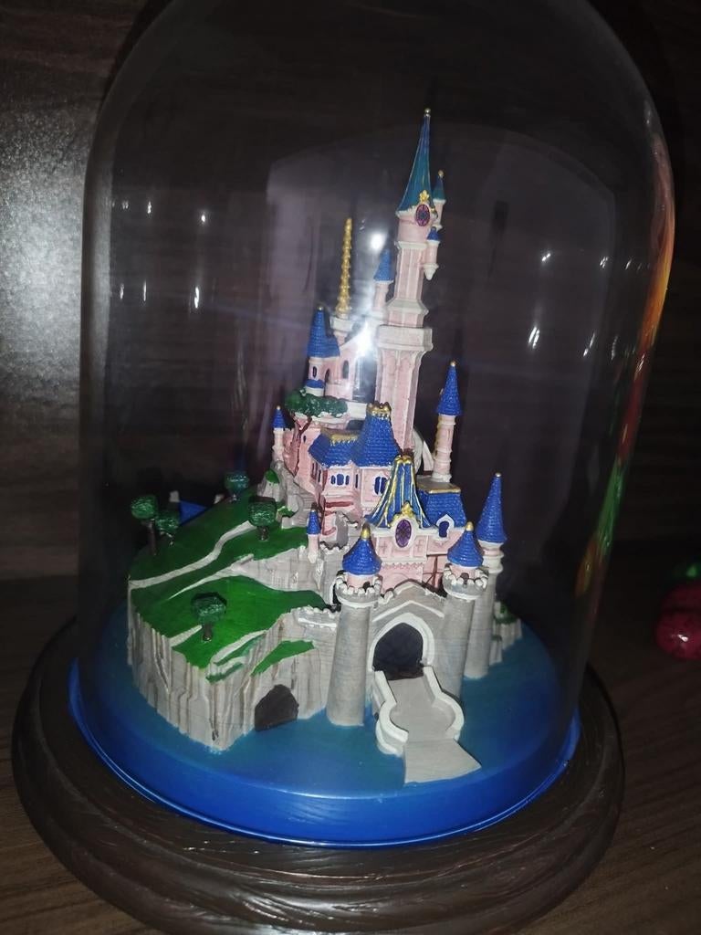 Disneyland Paris castle beeld figure, Verzamelen, Disney, Ophalen of Verzenden, Overige figuren, Zo goed als nieuw, Beeldje of Figuurtje