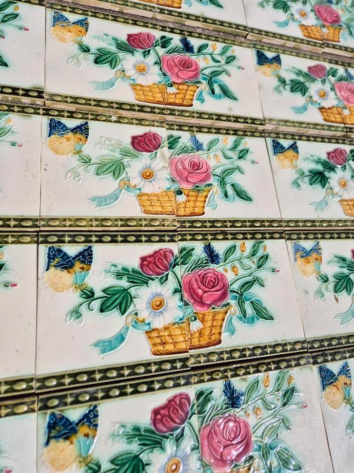 36 Art nouveau wandtegels vlinders en bloemen in relief, Antiek en Kunst, Antiek | Wandborden en Tegels, Ophalen