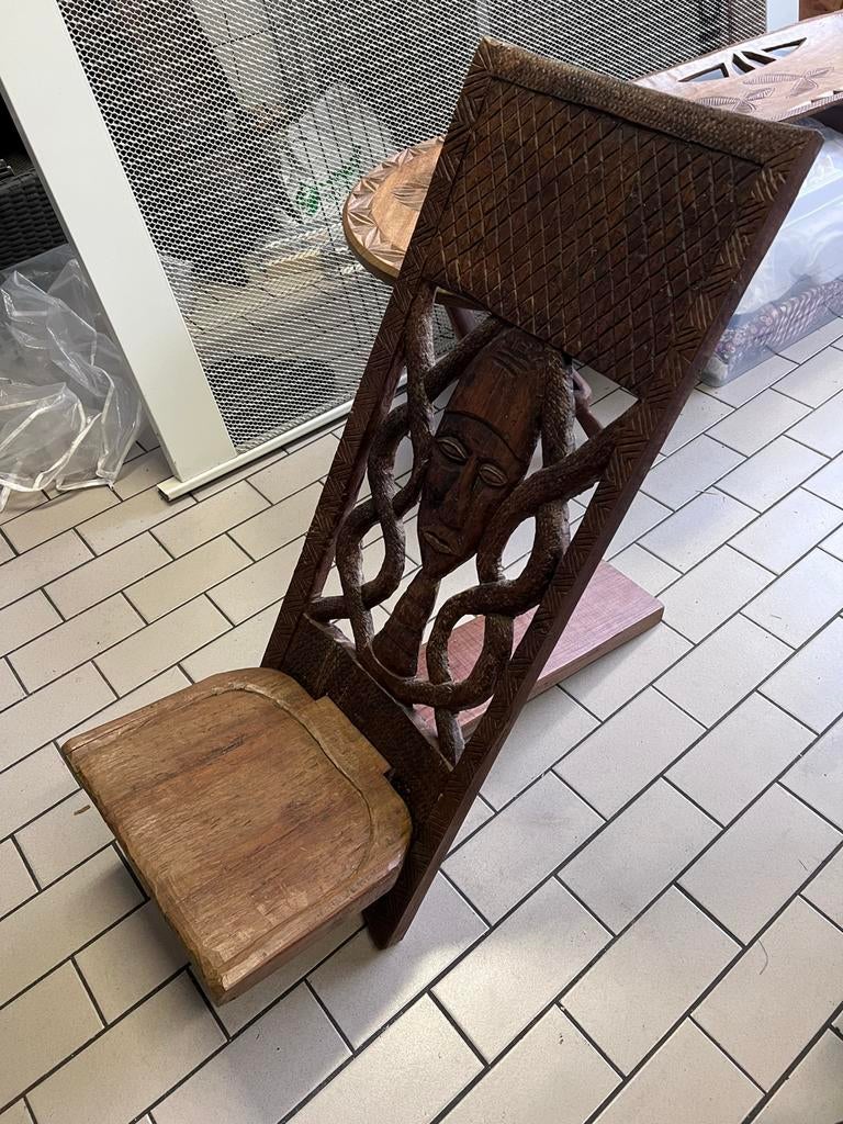 Afrikaanse palaver stoel met mooi houtsnijwerk, Ophalen of Verzenden