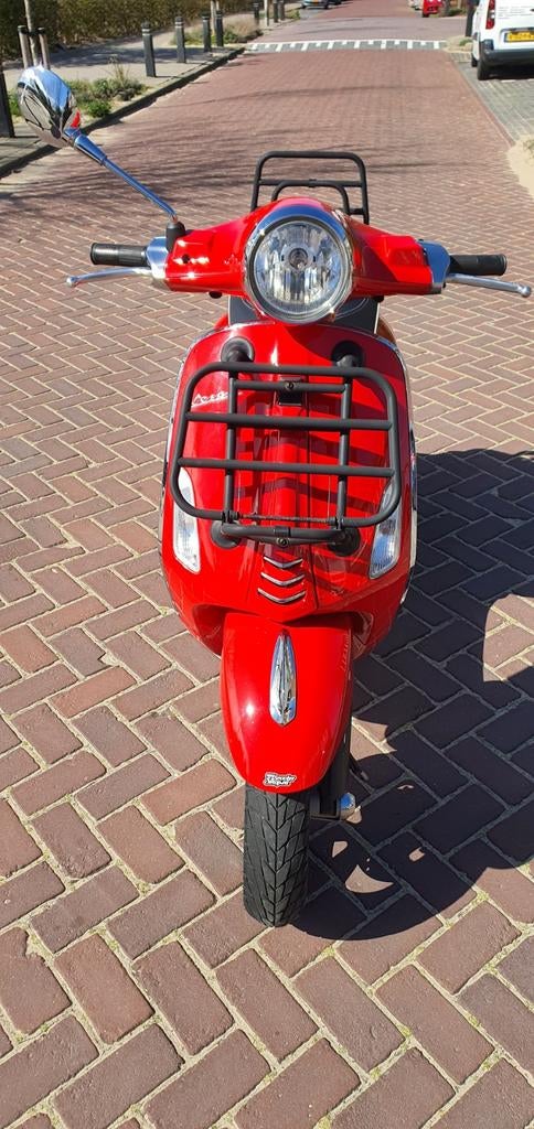 Vespa Primavera 2015 rood, 4.518 km, Fietsen en Brommers, Snorfietsen en Snorscooters, Ophalen of Verzenden, Zo goed als nieuw