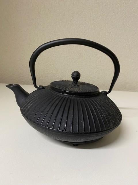 Gietijzeren theepot 0,8 liter met onderzetter en inzetzeefje, Overige materialen, Gebruikt, Overige typen, Ophalen of Verzenden