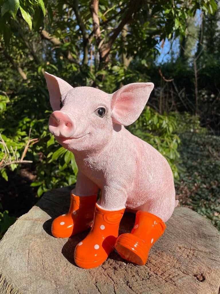 Varken laarsjes zittend, Oranje boerderij, tuin, 25cm, Tuin en Terras, Tuinbeelden, Ophalen of Verzenden, Nieuw, Kunststof, Dierenbeeld