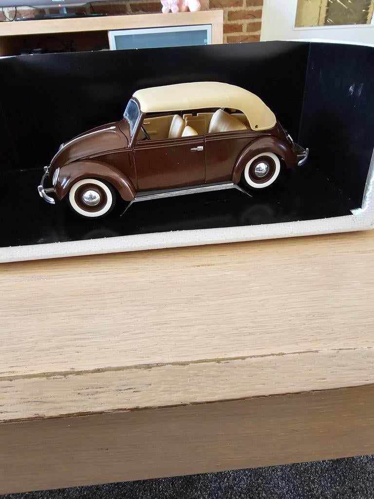 TE KOOP MOOIE SOLIDO VOLKSWAGEN CABRIOLET SCHAAL1:17, Hobby en Vrije tijd, Modelauto's | 1:18, Ophalen of Verzenden, Zo goed als nieuw