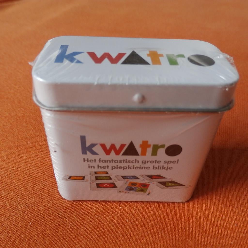 Kwatro - Kaartspel - 2 - 4 spelers - Handig blikje -8 jaar +, Een of twee spelers, Ophalen of Verzenden, Nieuw, White Goblin Games