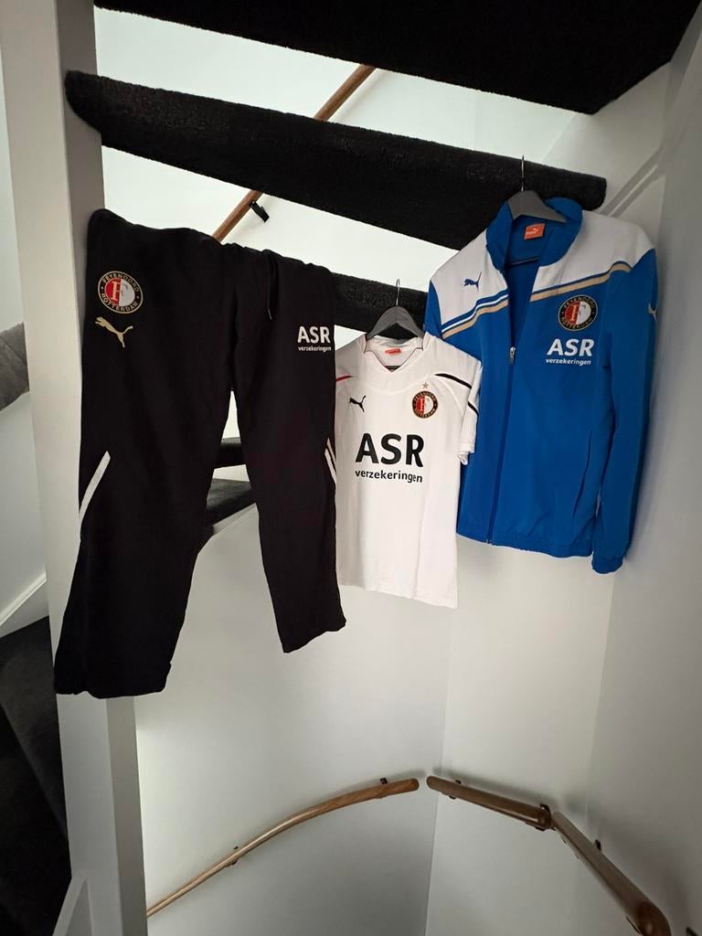 Compleet Feyenoord uit set 2010/2011 maat S, Sport en Fitness, Voetbal, Maat S, Ophalen, Gebruikt, Trainingspak