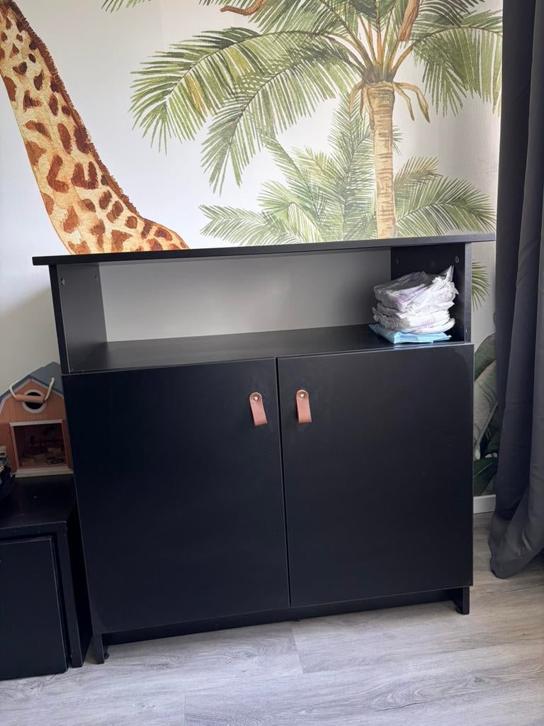 Leuke zwarte commode, Kinderen en Baby's, Kinderkamer | Commodes en Kasten, Ophalen, 50 tot 70 cm, 90 tot 105 cm, 100 cm of meer