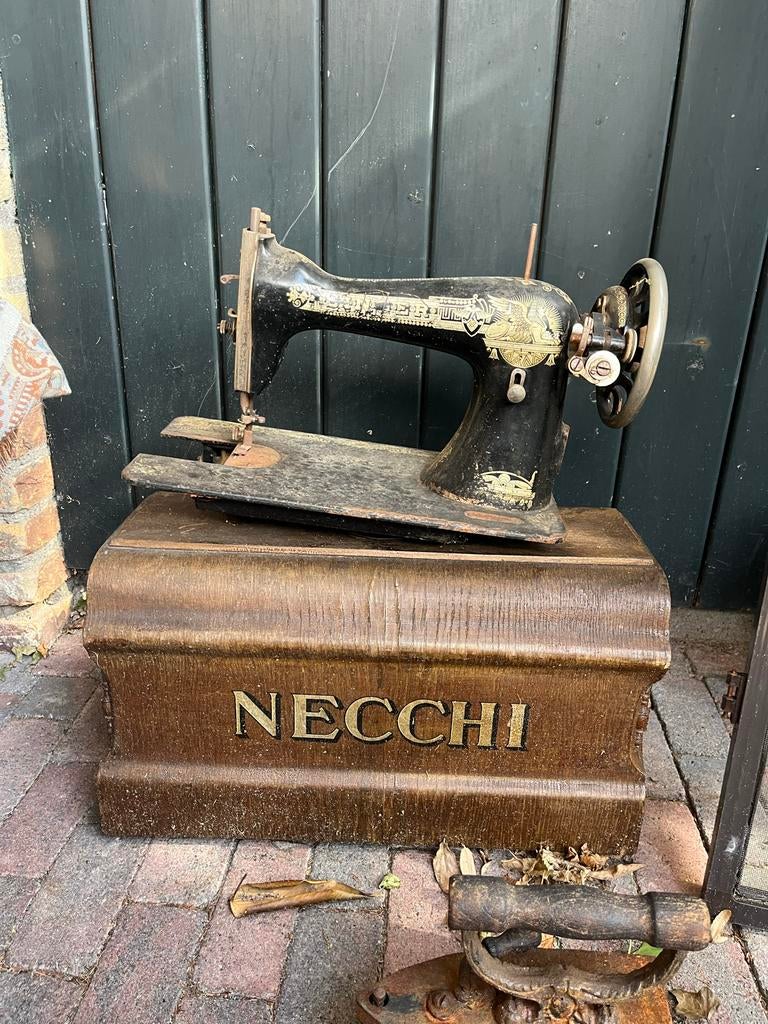 Antieke Singer Naaimachine met Necchi Kist, Ophalen