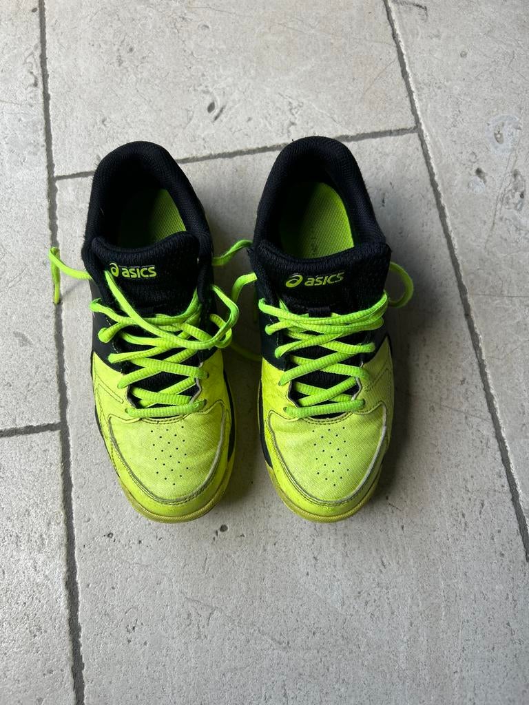 Asics kunstgras schoenen maat 35, Ophalen, Gedragen, Sportschoenen, Zwart