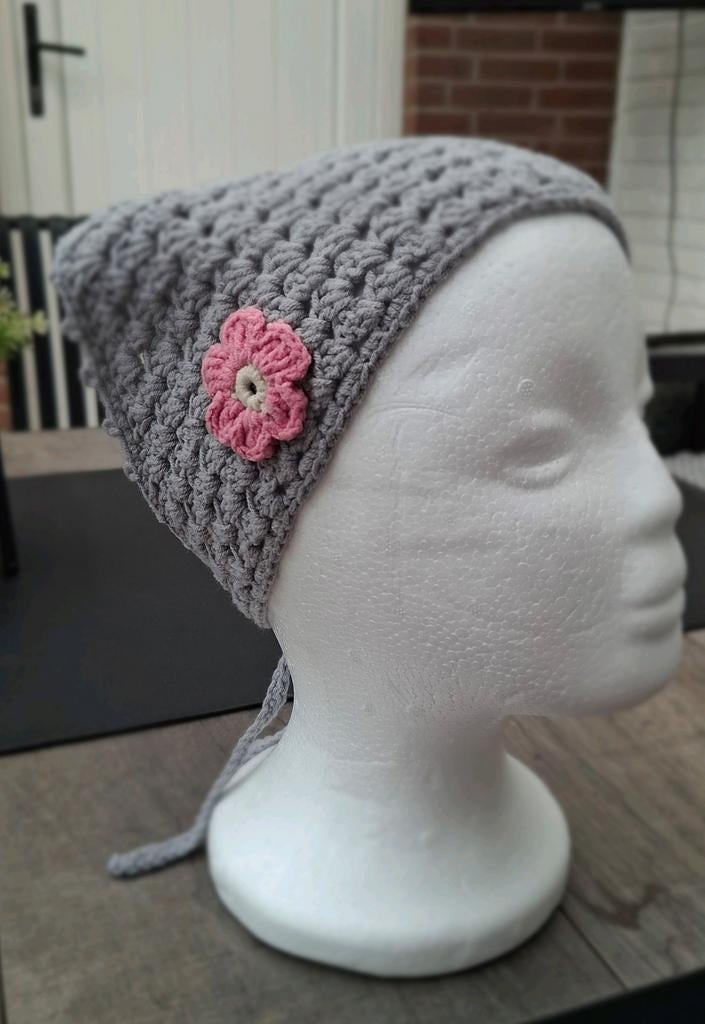 Handgemaakte gehaakte bandana met bloem - Grijs, Handgemaakt, Ophalen of Verzenden, Nieuw, One size fits all