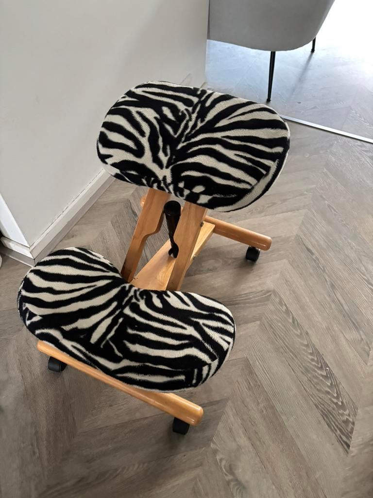 Ergonomisch knie kruk/ stoel, Ophalen, Gebruikt, Zwart, Bureaukruk